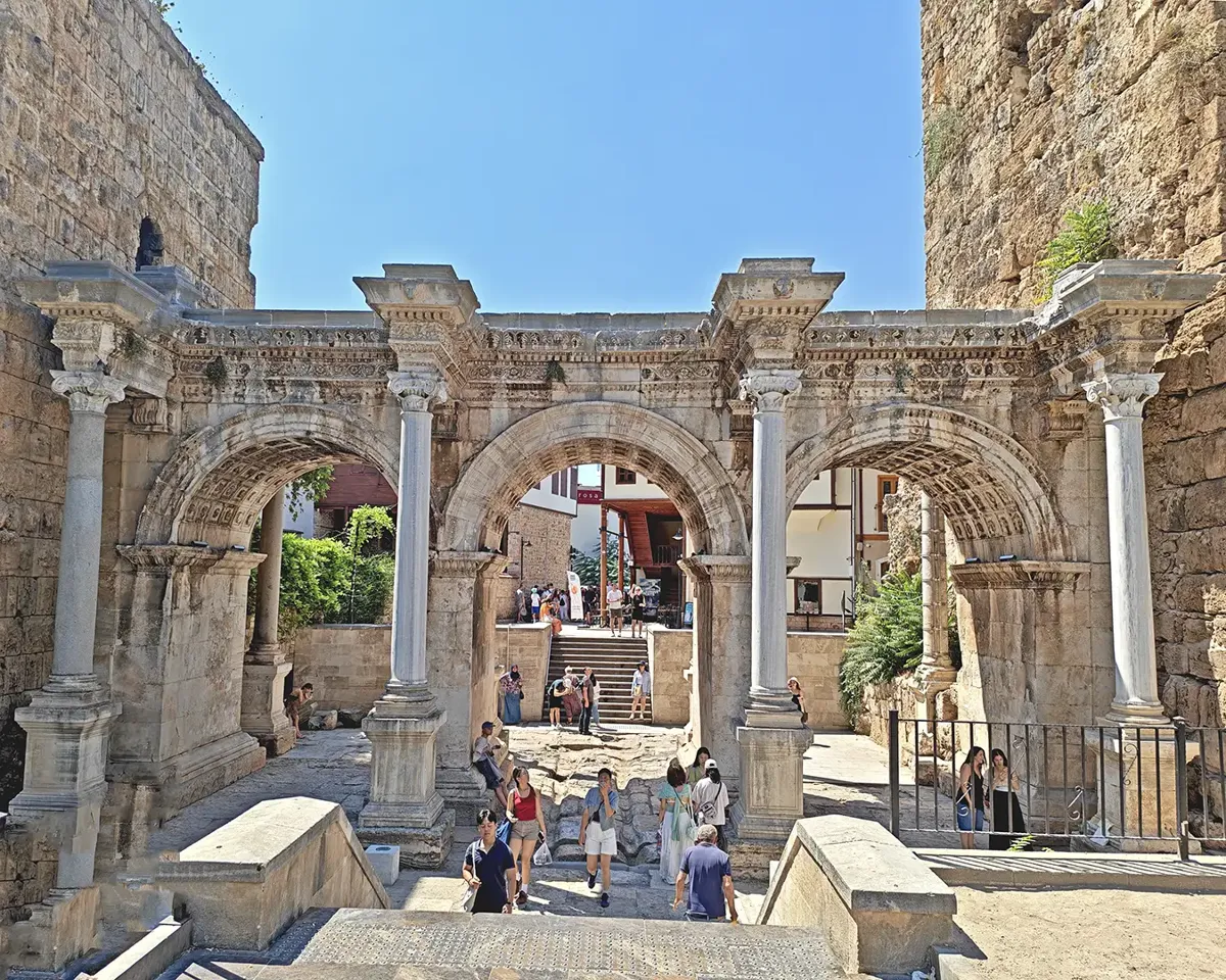 Hadrian Kapısı (Üçkapılar)