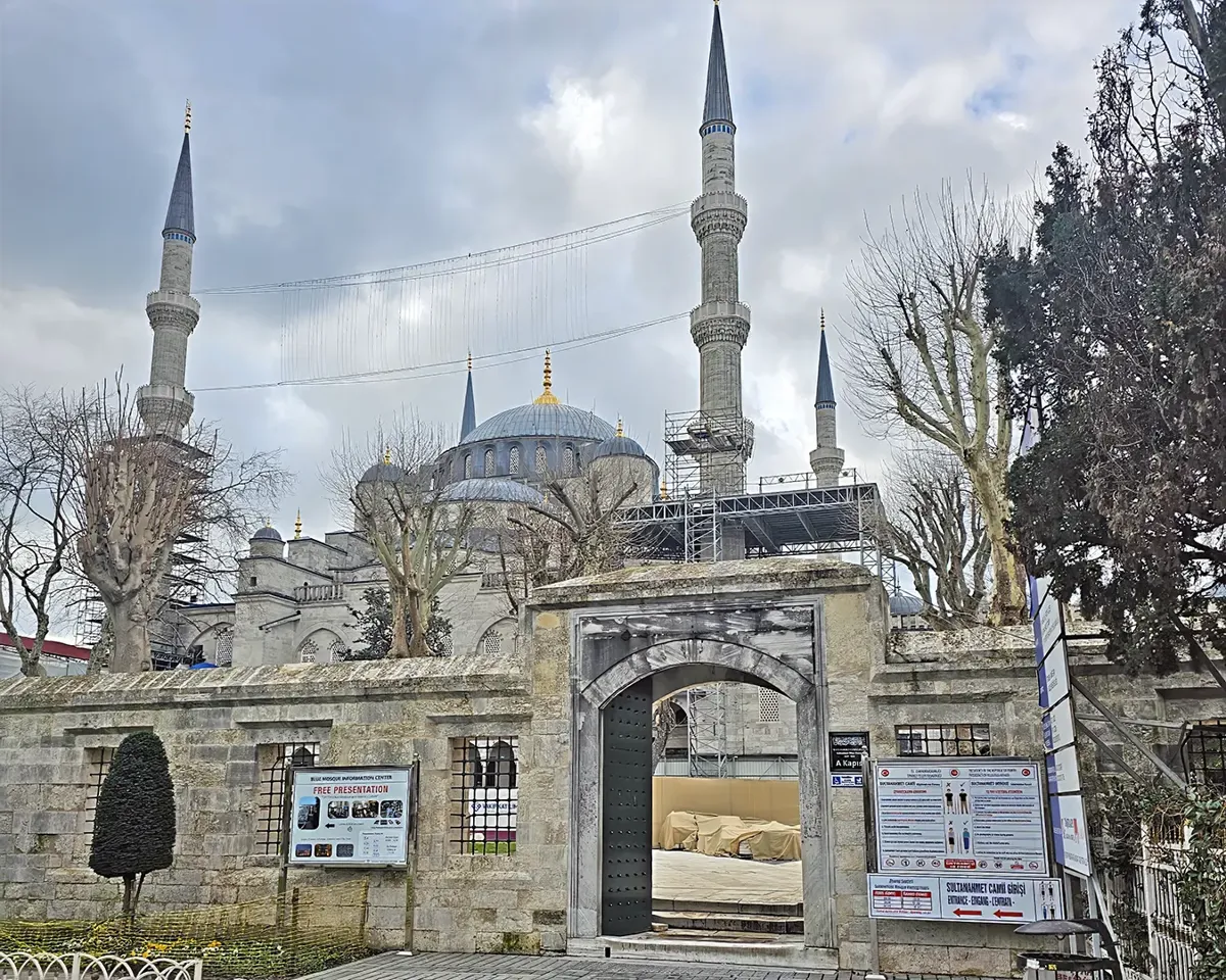 Aysofya tarafından Sultan Ahmet camii'nin Dış Görünüşü ve Tarhi