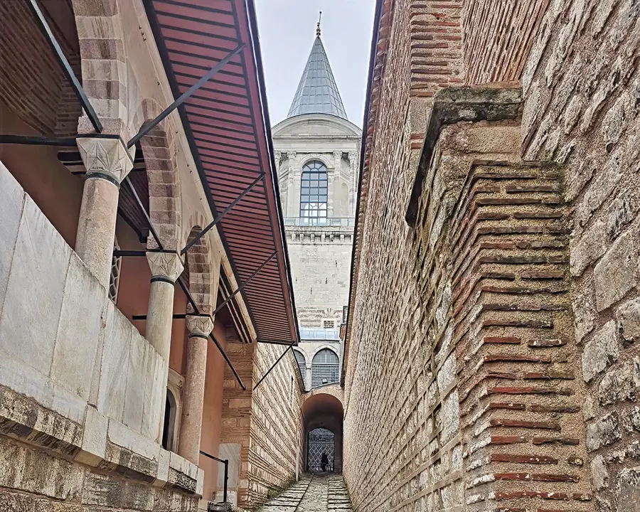 Çubuk odası, Şal Kapısı, Yalak Taşı, Baş kapı Gulami Dairesi ve Rampa