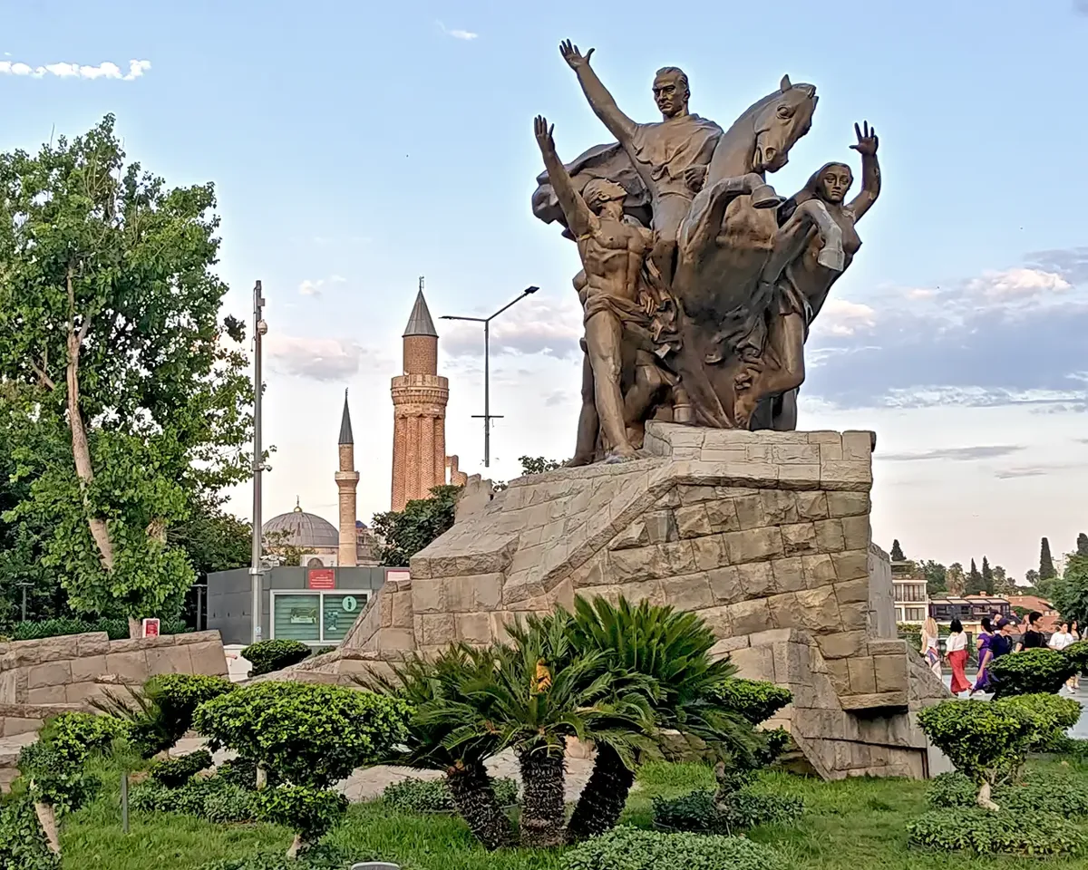 Cumhuriyet Meydanı ve Atatürk Anıtı