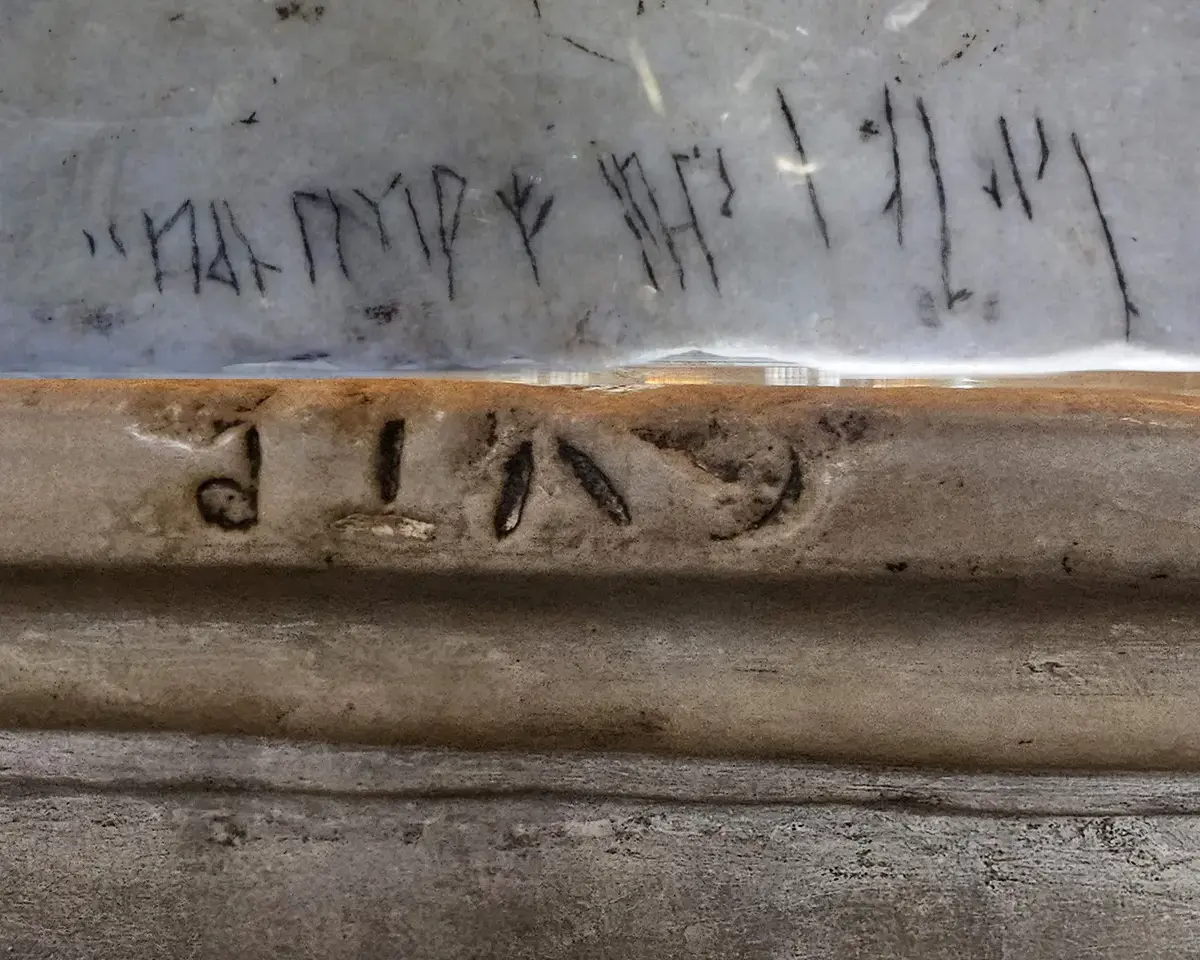 Mermer Korkuluktaki Viking Runik Yazıtları