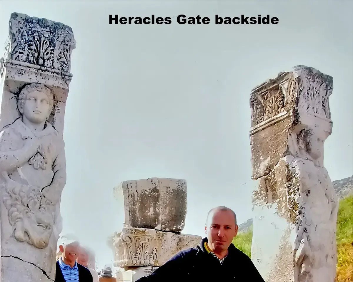 Herakles Kapısı Önü
