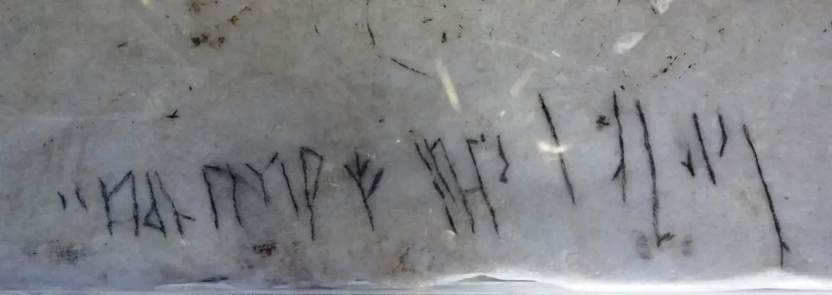 Mermer Korkuluktaki Viking Runik Yazıtları