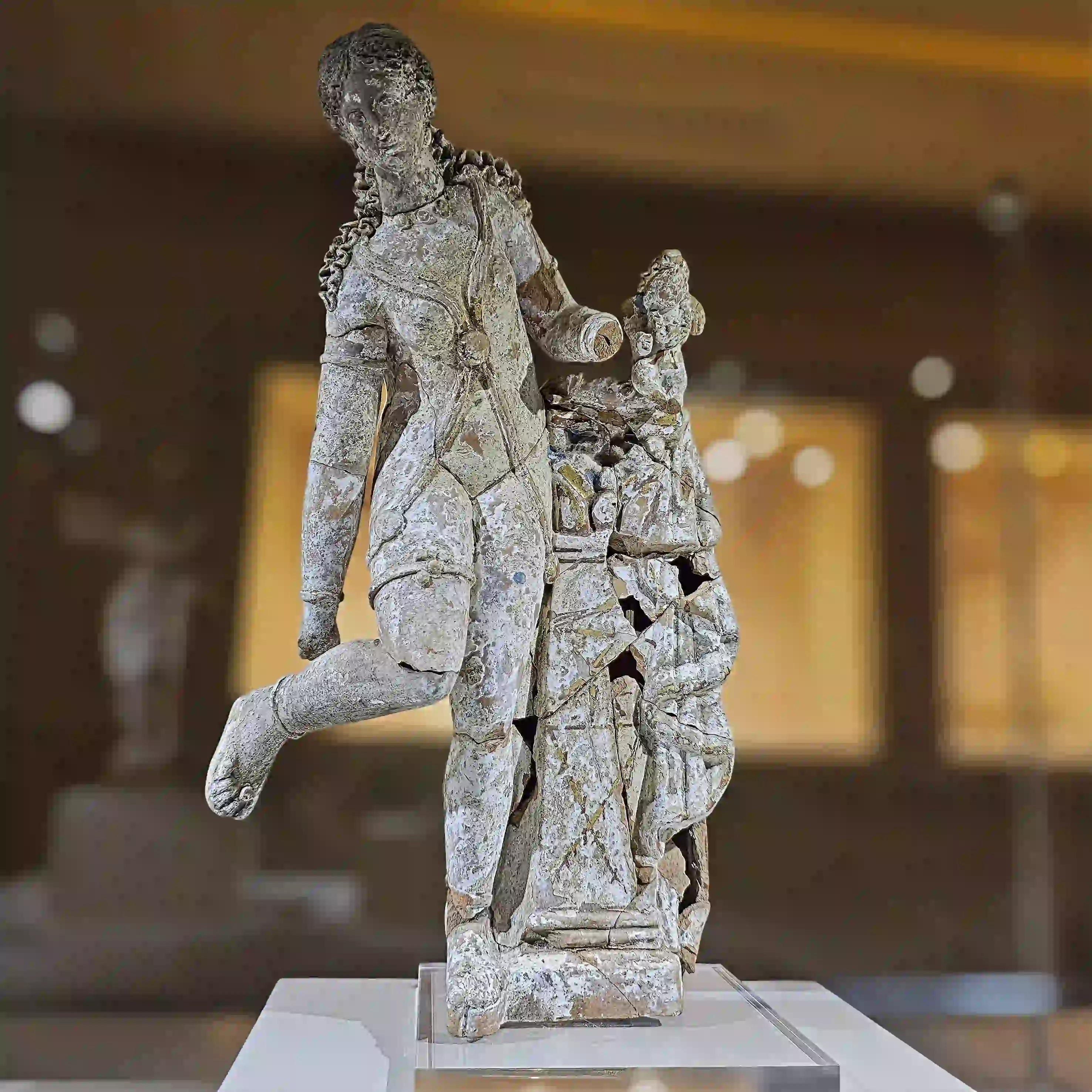 Terrakota Aphrodite ve Eros (4. Salon)