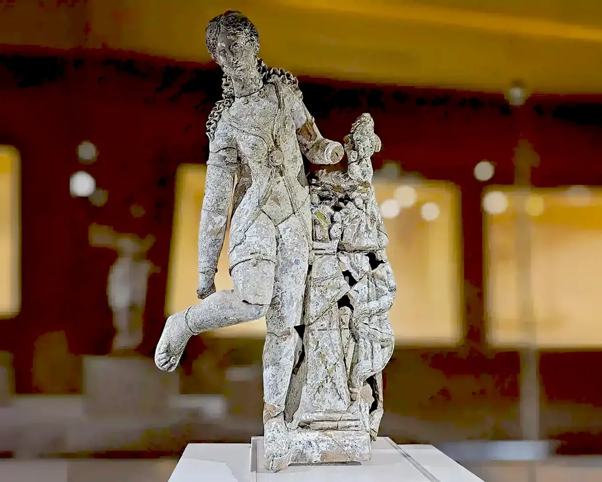 Terrakota Aphrodite ve Eros (4. Salon)