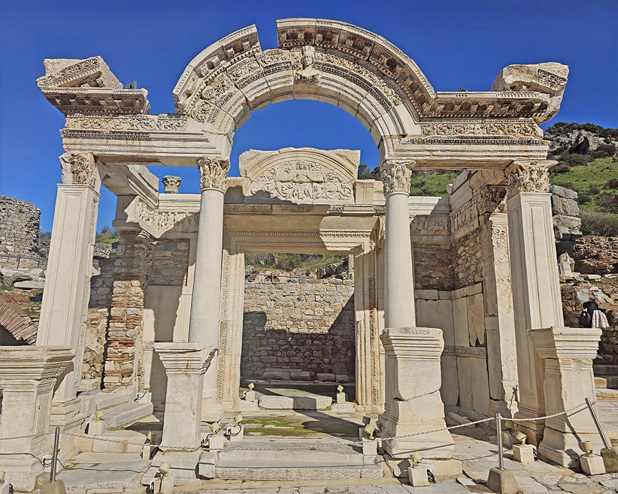 Hadrian Tapınağı Önü