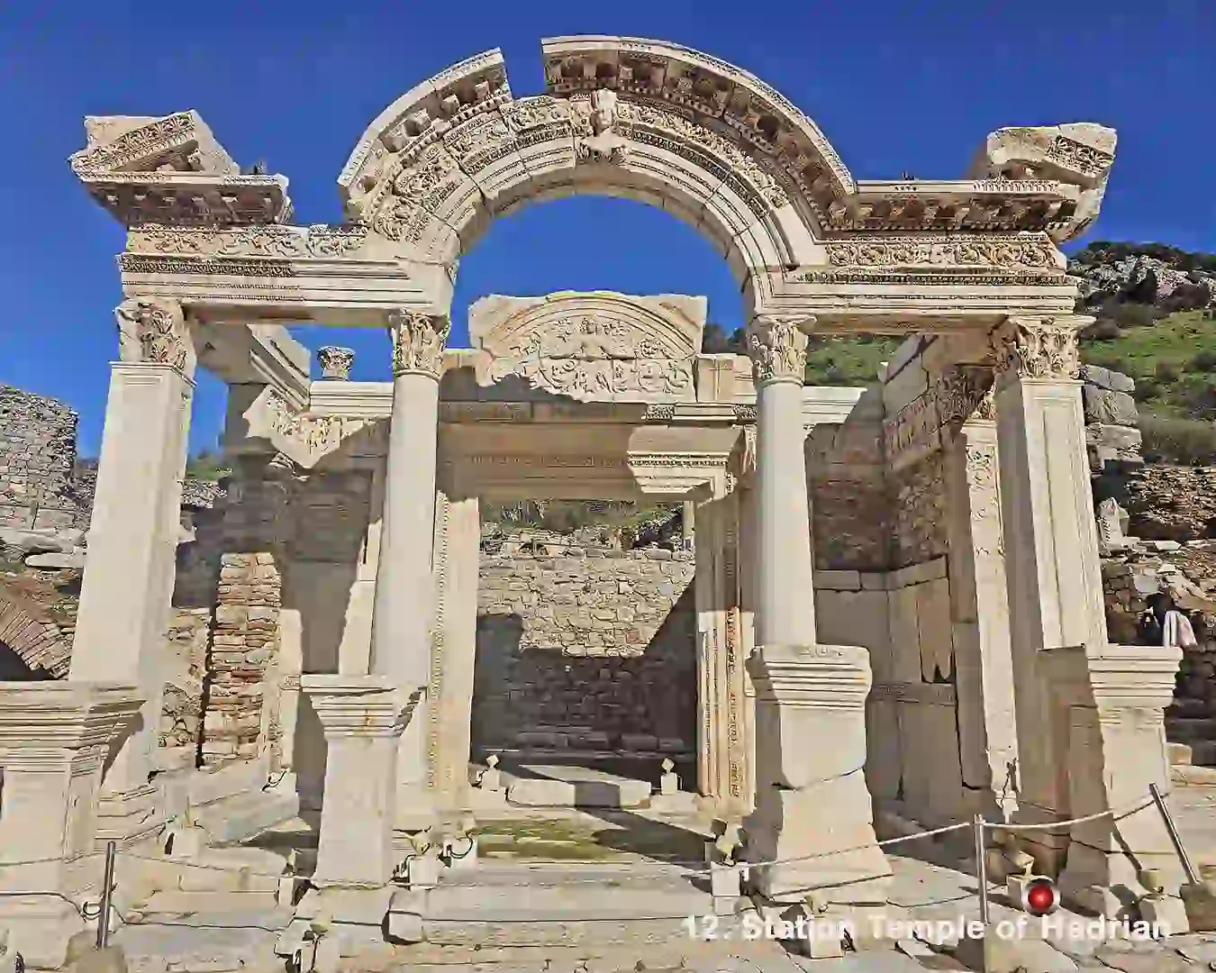 Hadrian Tapınağı Önü