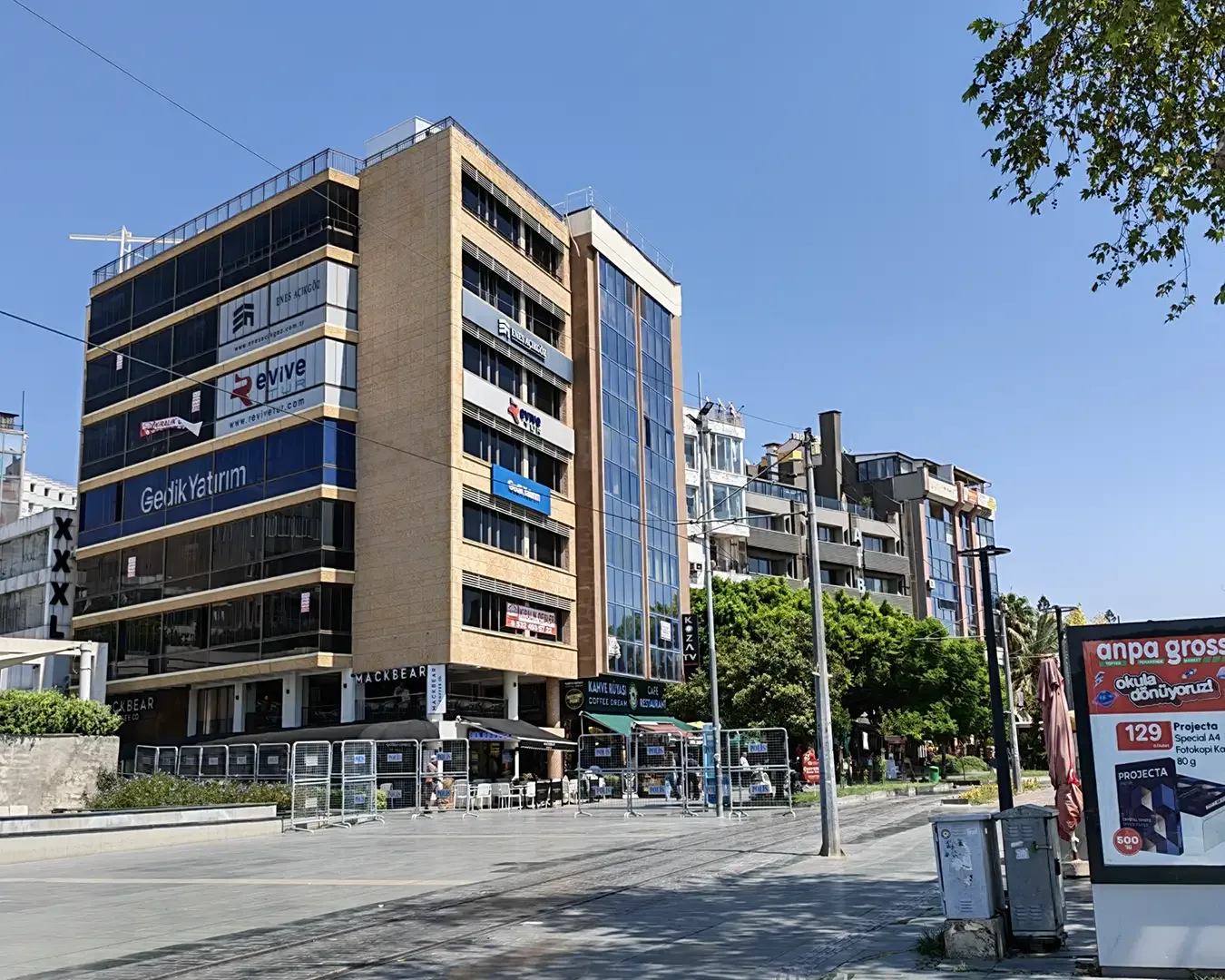 Cumhuriyet Meydanı ve Atatürk Anıtı