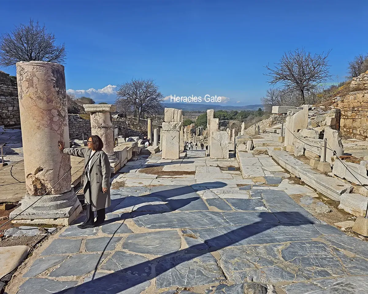 Herakles Kapısı Önü