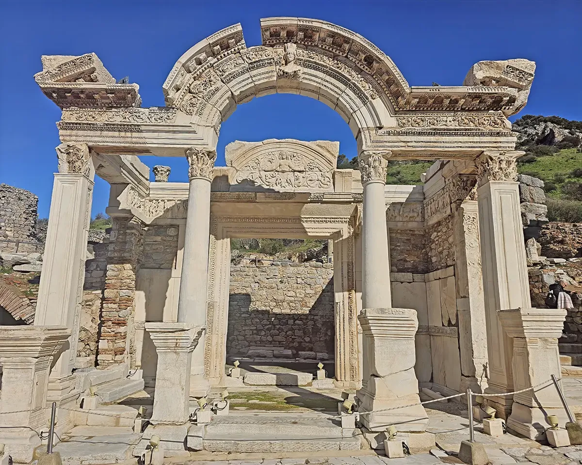Hadrian Tapınağı Önü